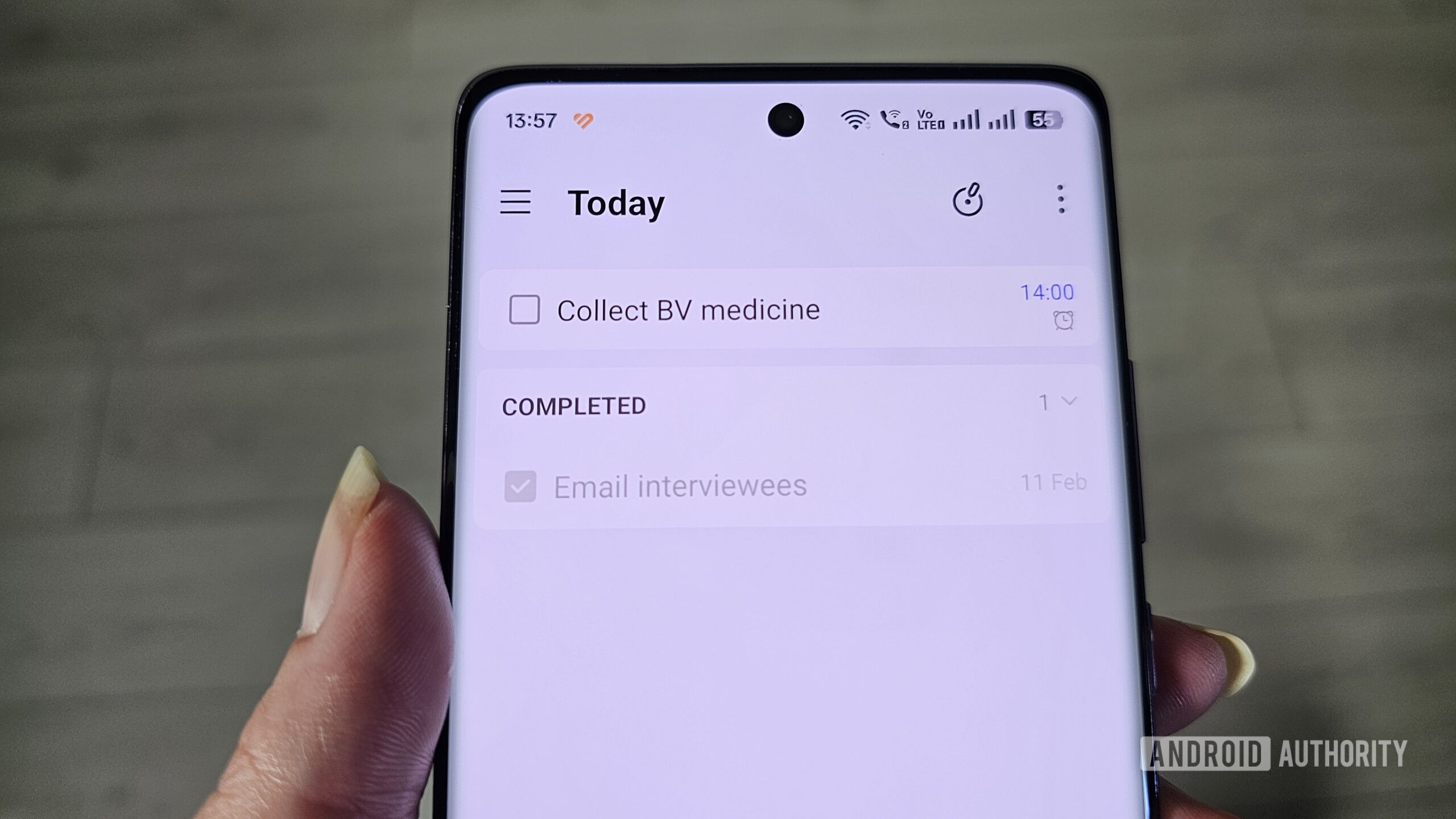 una mano que contiene un teléfono inteligente con tareas de ticket que se muestran en la pantalla una mano que contiene un teléfono inteligente con tareas de ticket que se muestran en la pantalla