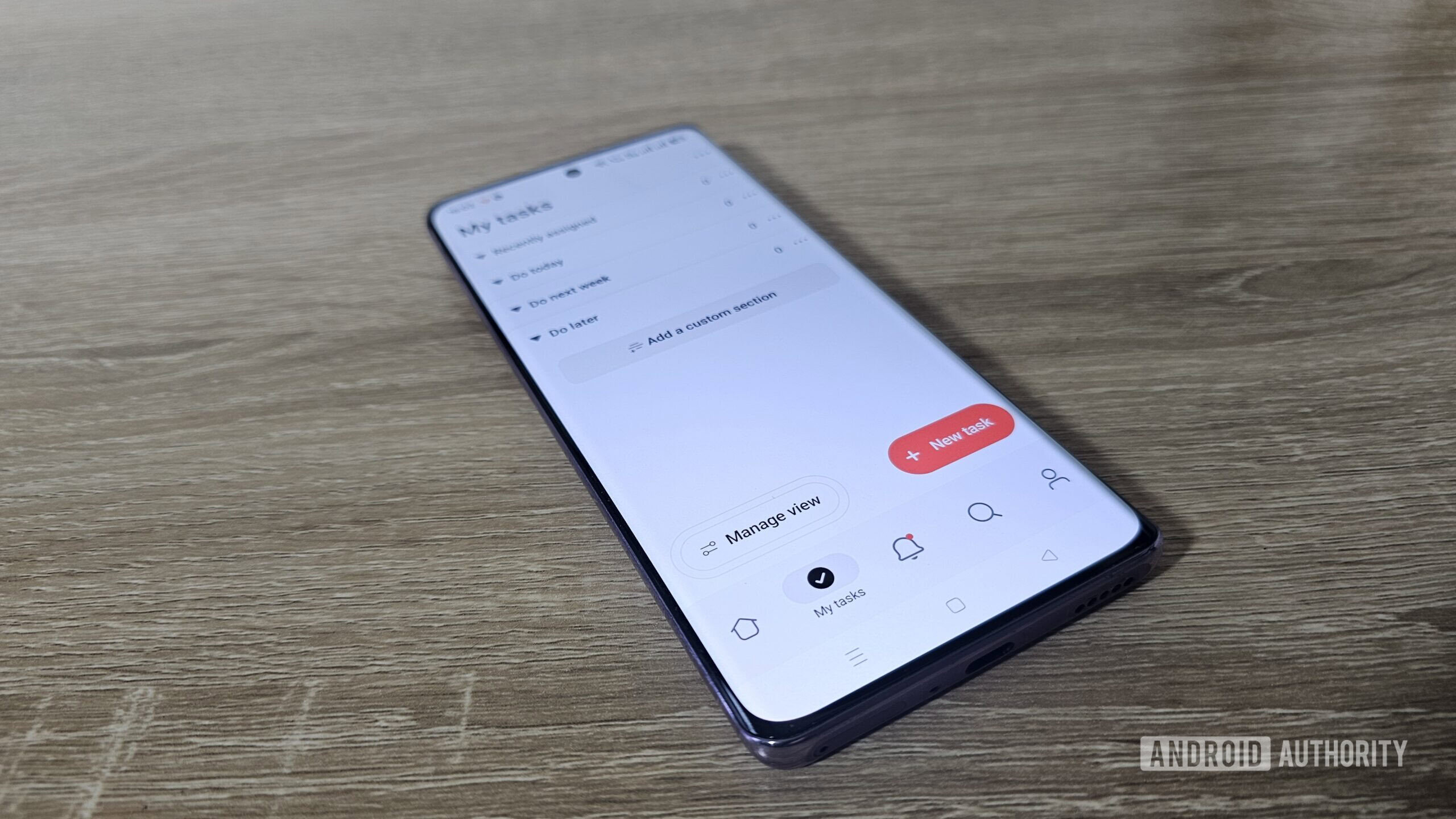 Un teléfono inteligente en una mesa con la aplicación Asana en la pantalla Un teléfono inteligente en una mesa con la aplicación Asana en la pantalla