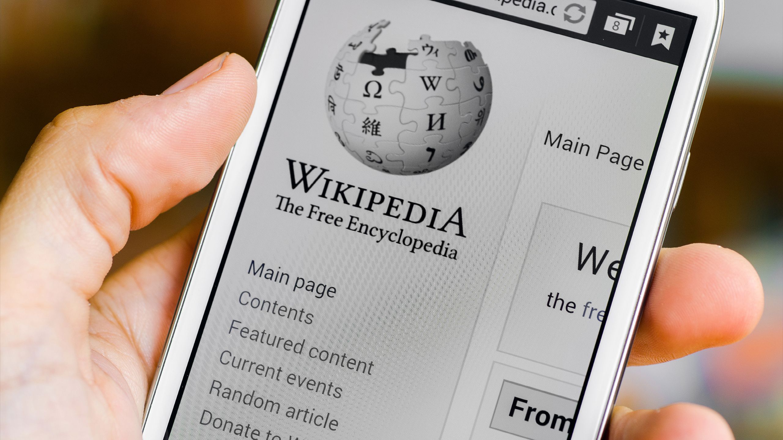 Apertura de Wikipedia en un teléfono para investigar un programa