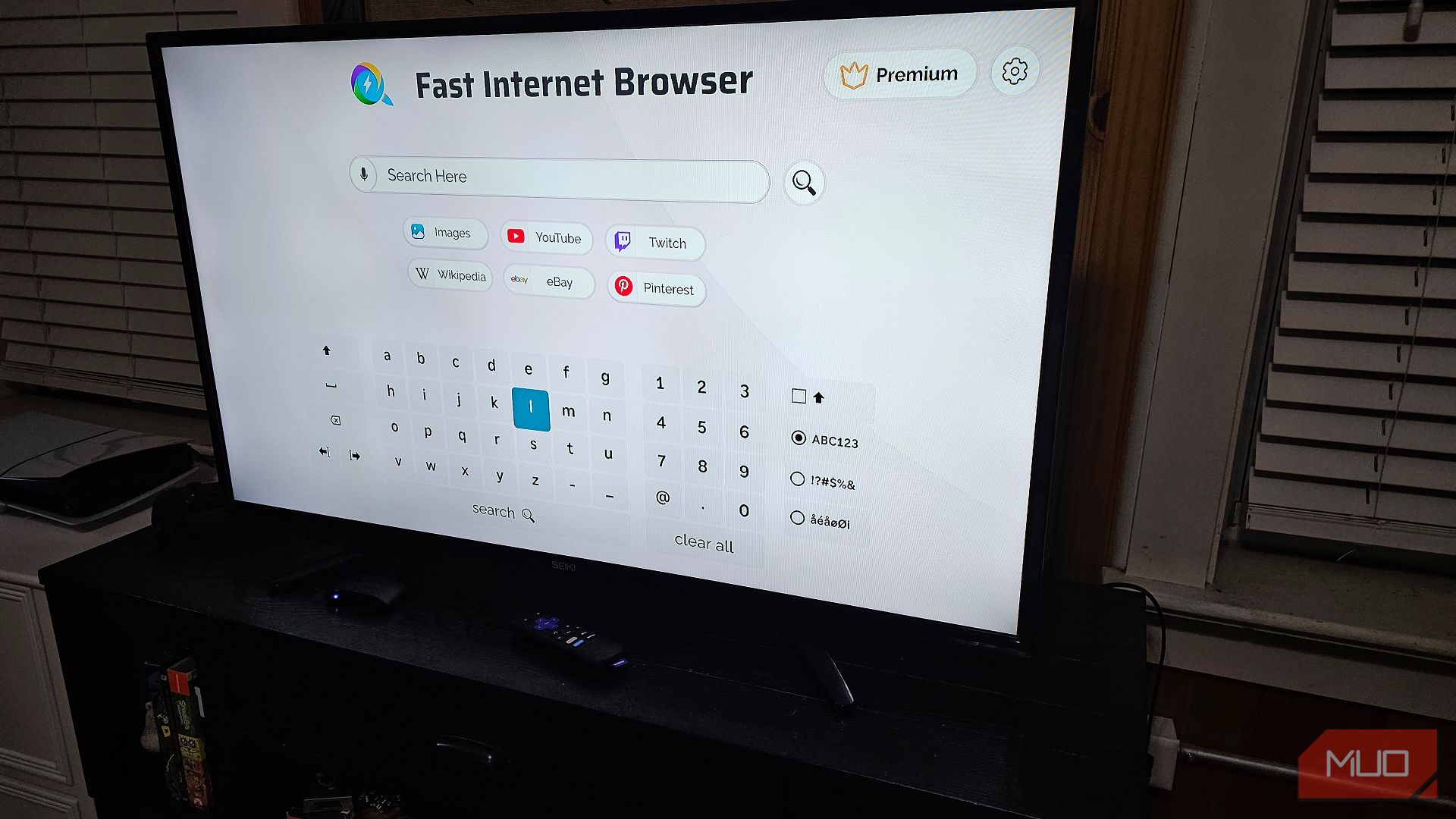 La aplicación rápida del navegador de Internet se abrió en un televisor inteligente utilizando un dispositivo Roku