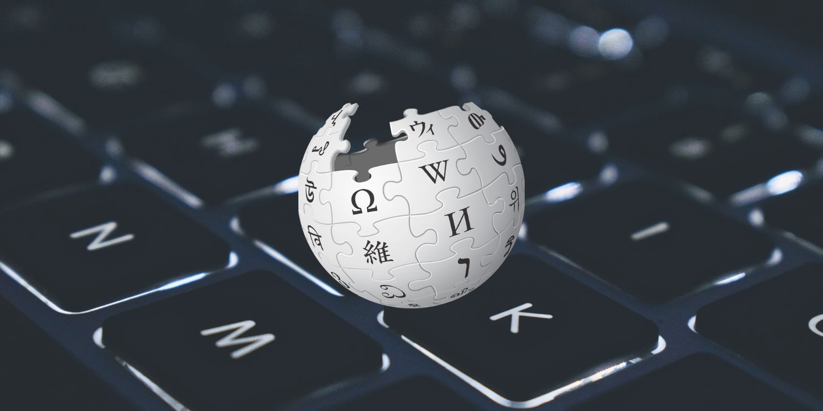 Una imagen del logotipo de Wikipedia frente a un fondo de teclado