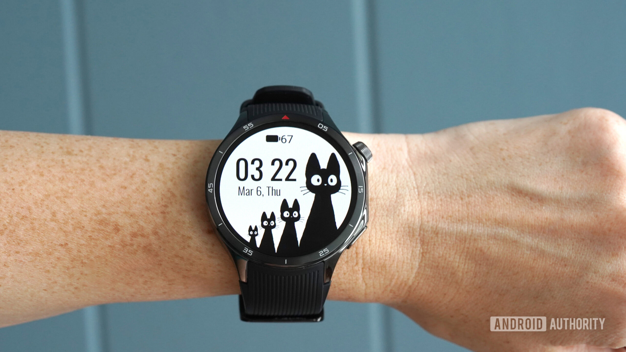 Cara de reloj de los gatos negros Wearos Un OnePlus Watch 3 muestra la cara de reloj Black Cats Wearos.