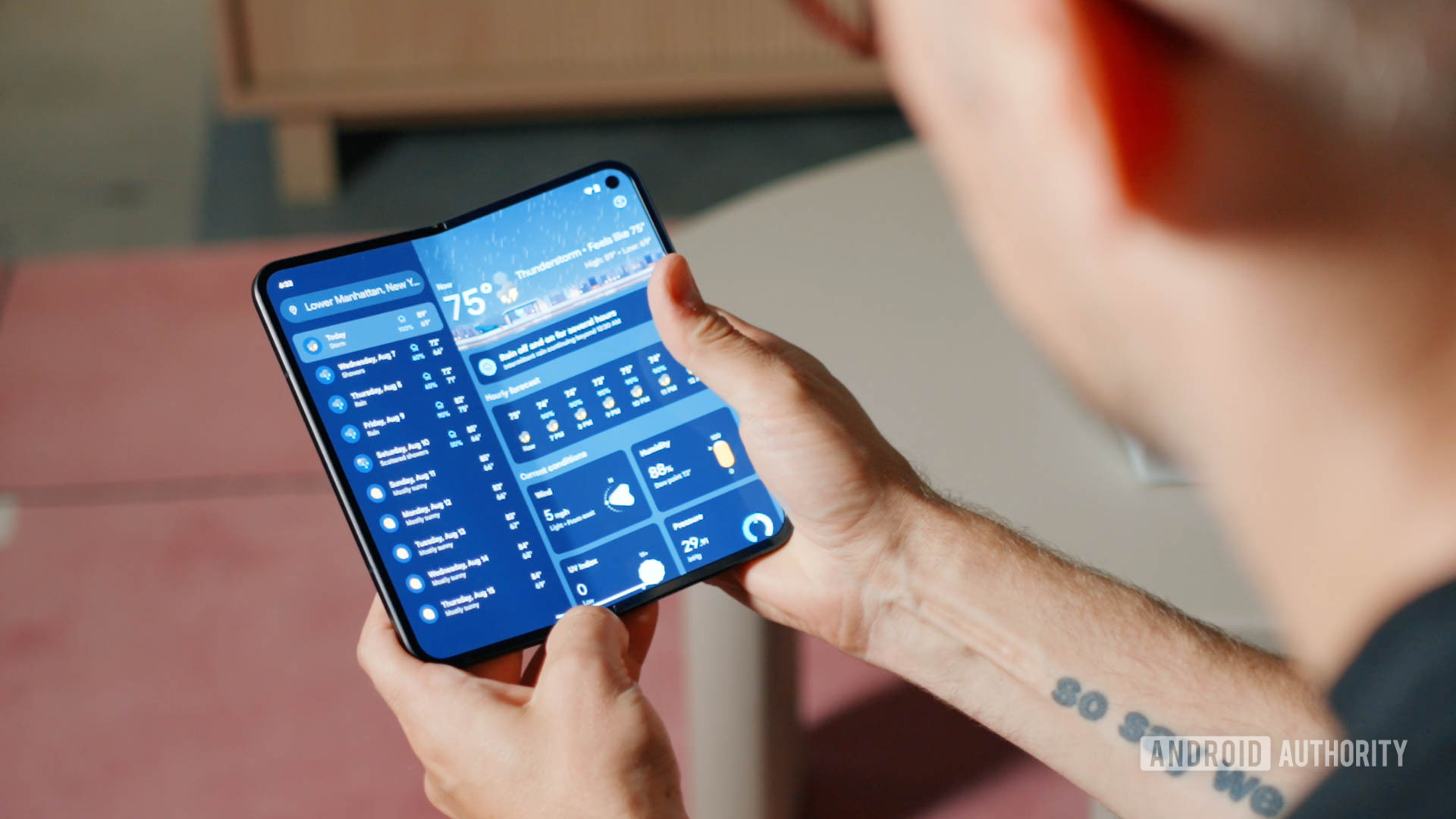Googel Pixel 9 Pro Fold in Hand