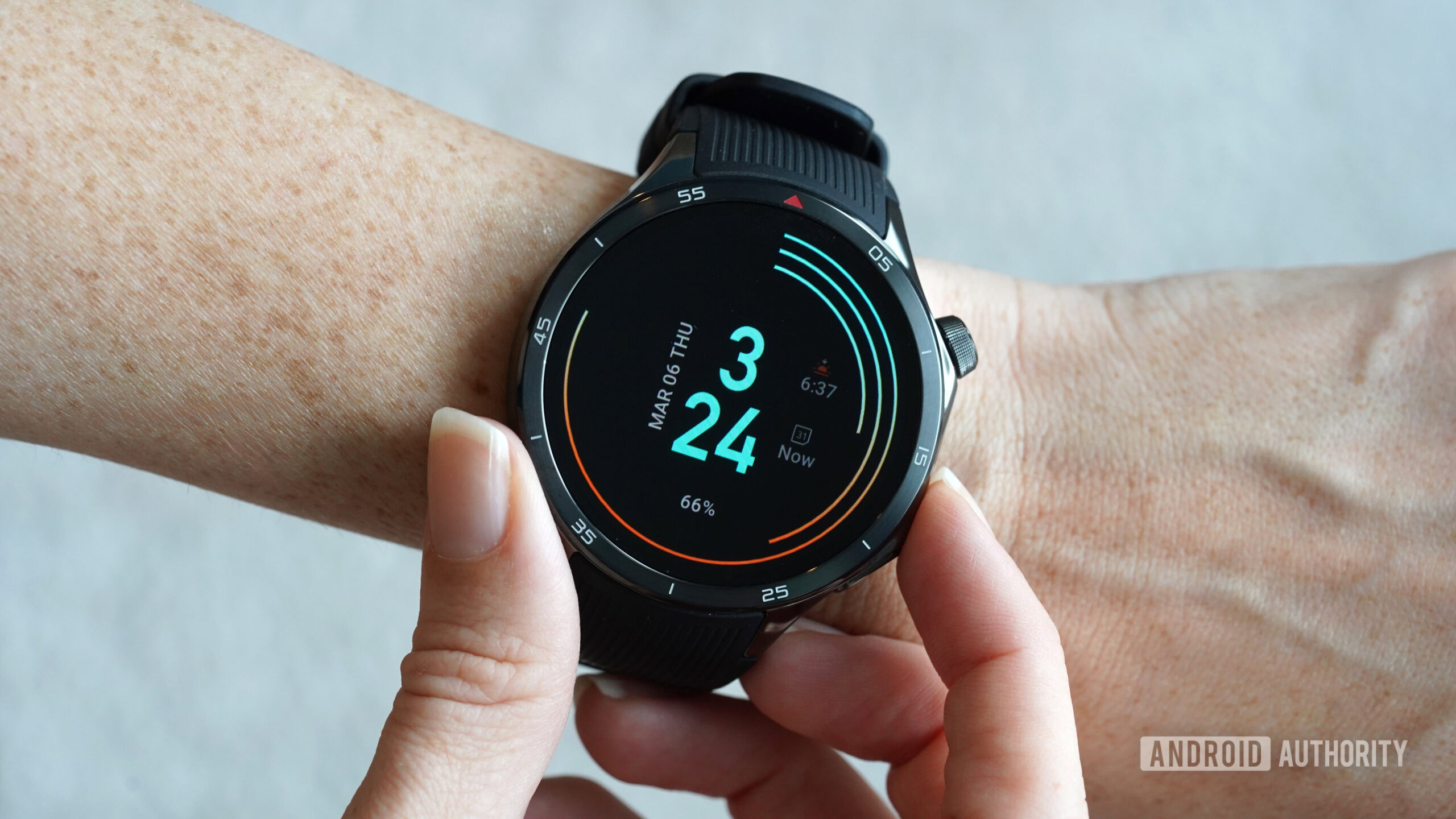 JK 24 Un OnePlus Watch 3 muestra la cara de reloj JK 24 Wearos.