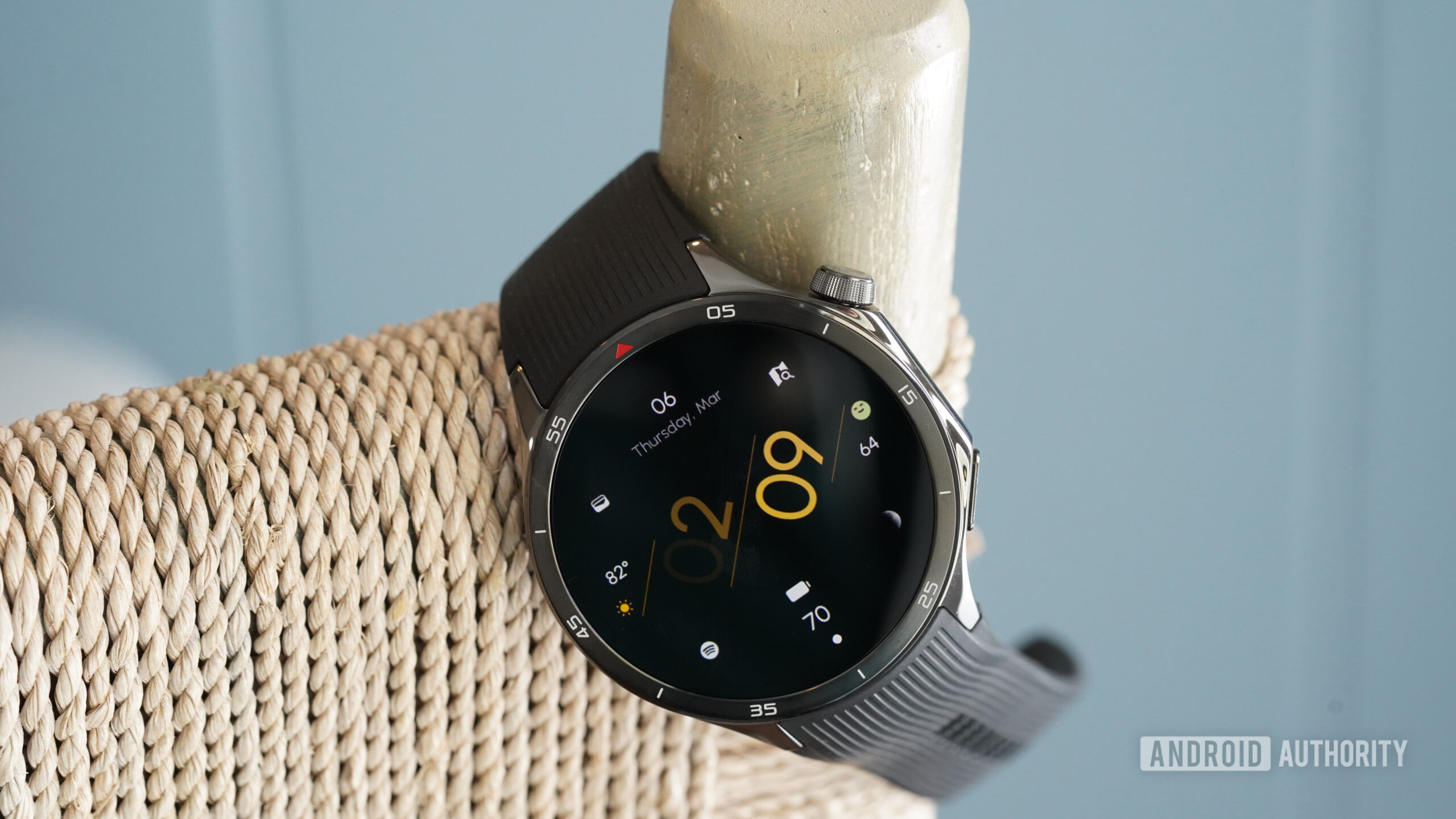 Cara mínima de reloj de reloj negro digital Un OnePlus Watch 3 muestra la cara mínima de reloj negro digital.