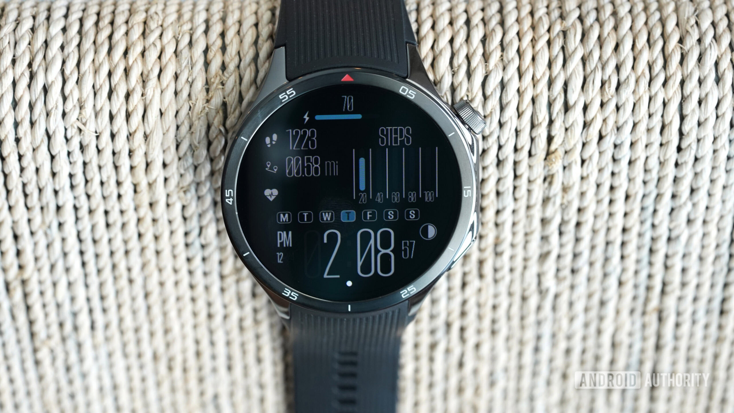 SG 112 CARA DE VISTA DE LOS OSCUROS Un OnePlus Watch 3 muestra la cara SG 112 Os Dark Wear OS.
