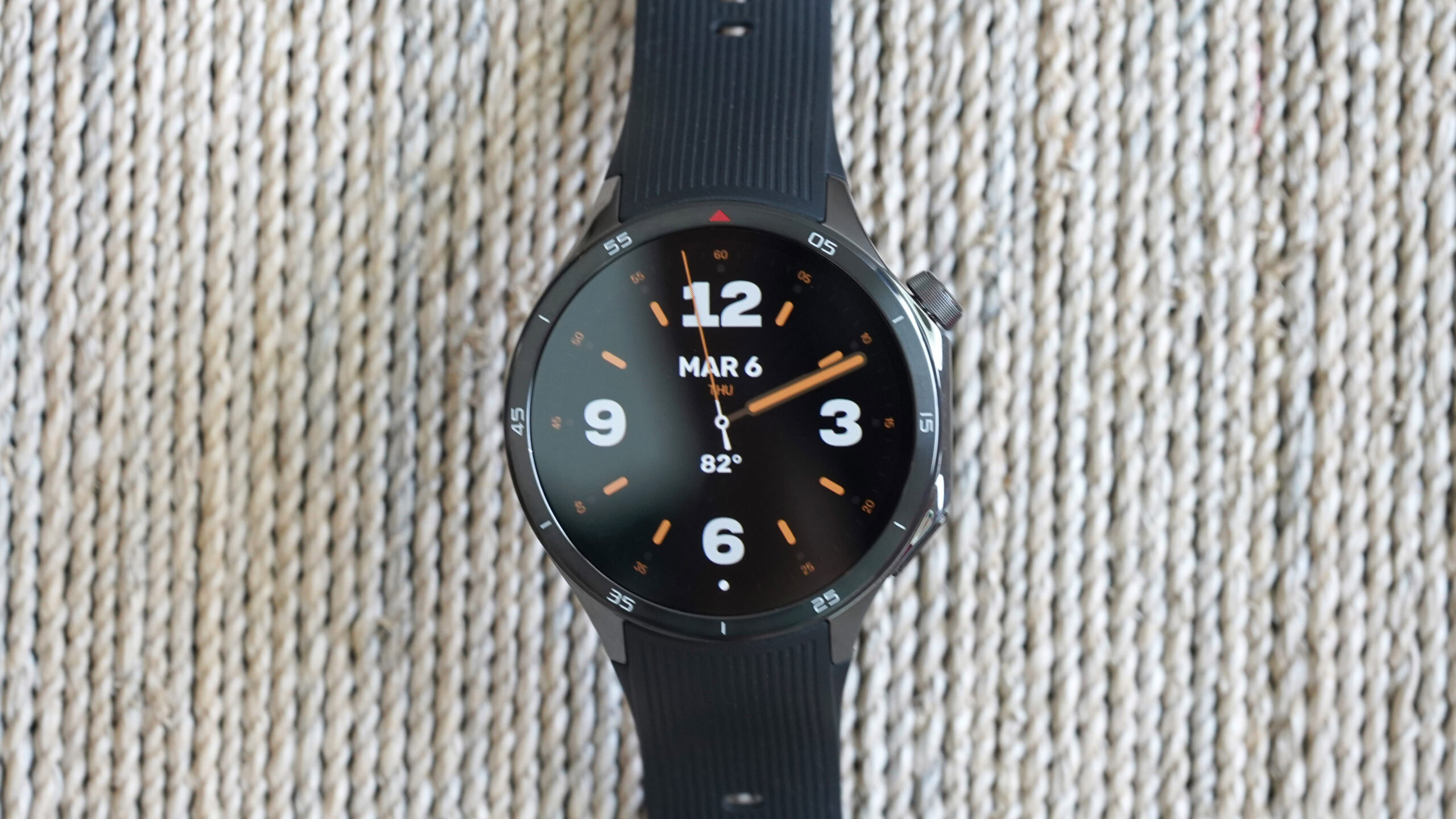El tiempo vuela Monaco Wearos Watch Face Un OnePlus Watch 3 muestra la cara del reloj Monaco Monaco Wearos