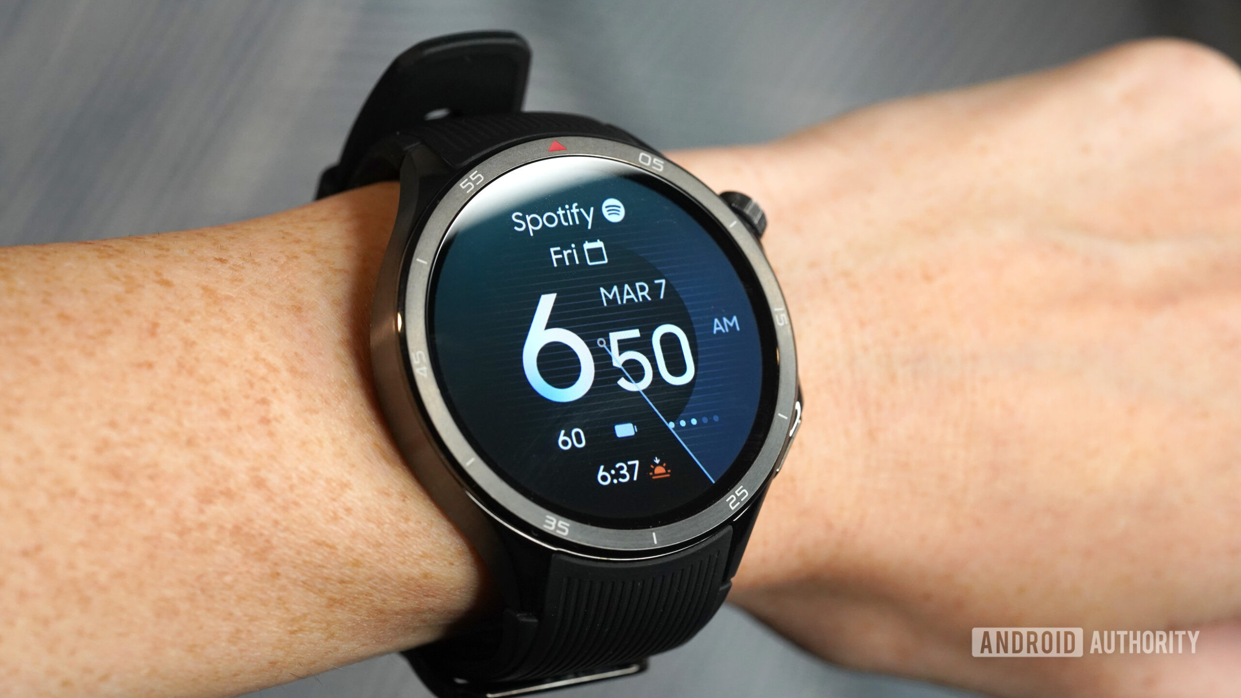 Cara de uso de olas Un OnePlus Watch 3 muestra la cara de Os Wave Wear OS