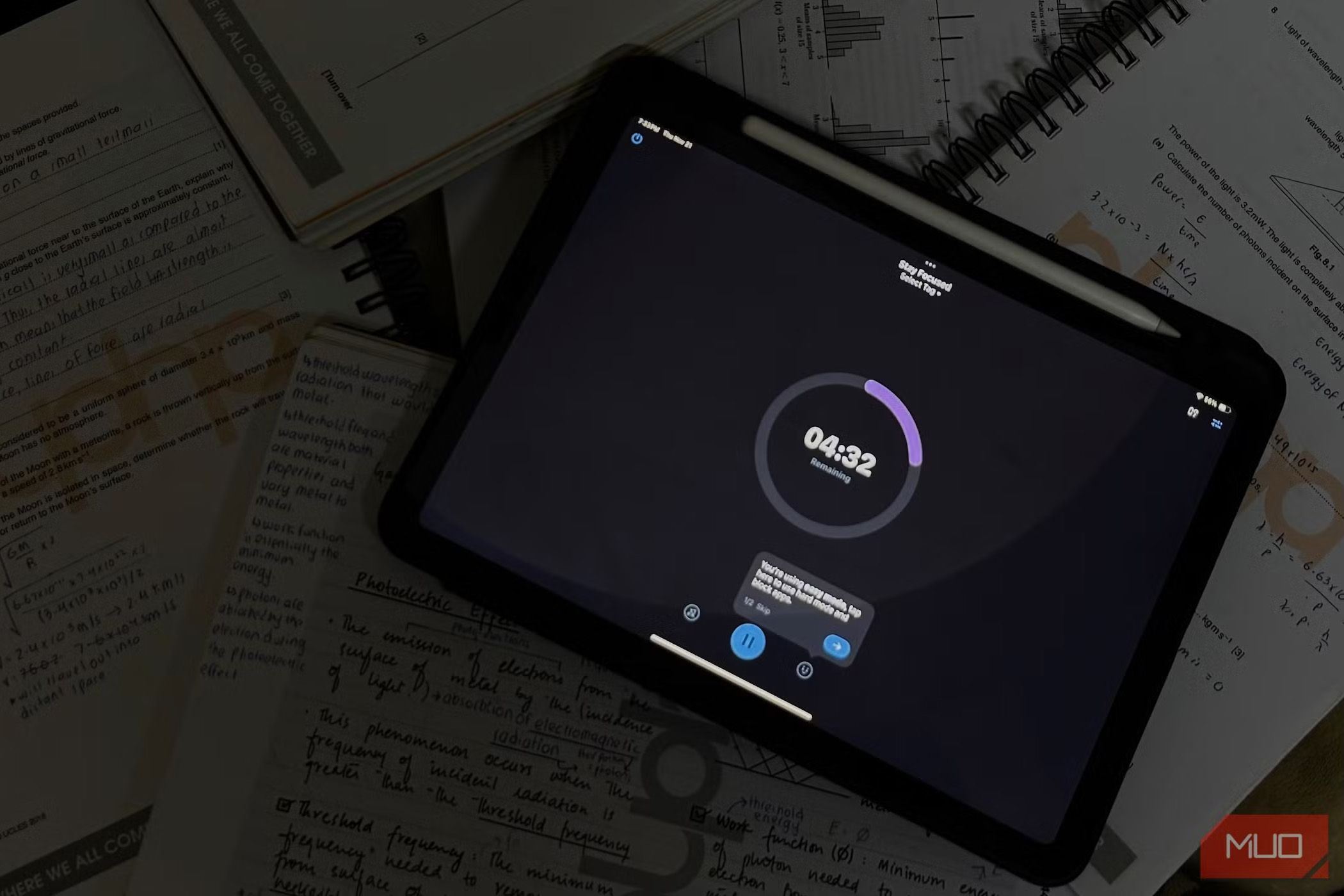 Un temporizador de estudio abierto en un iPad con notas a su alrededor