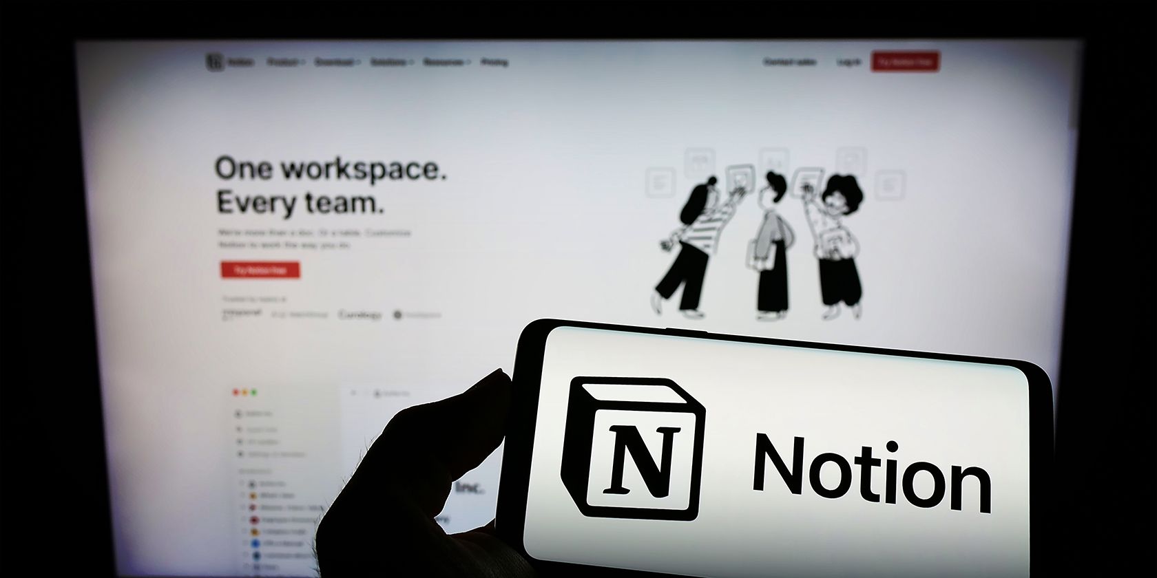 Un teléfono y un monitor que muestra la interfaz de noción y el logotipo