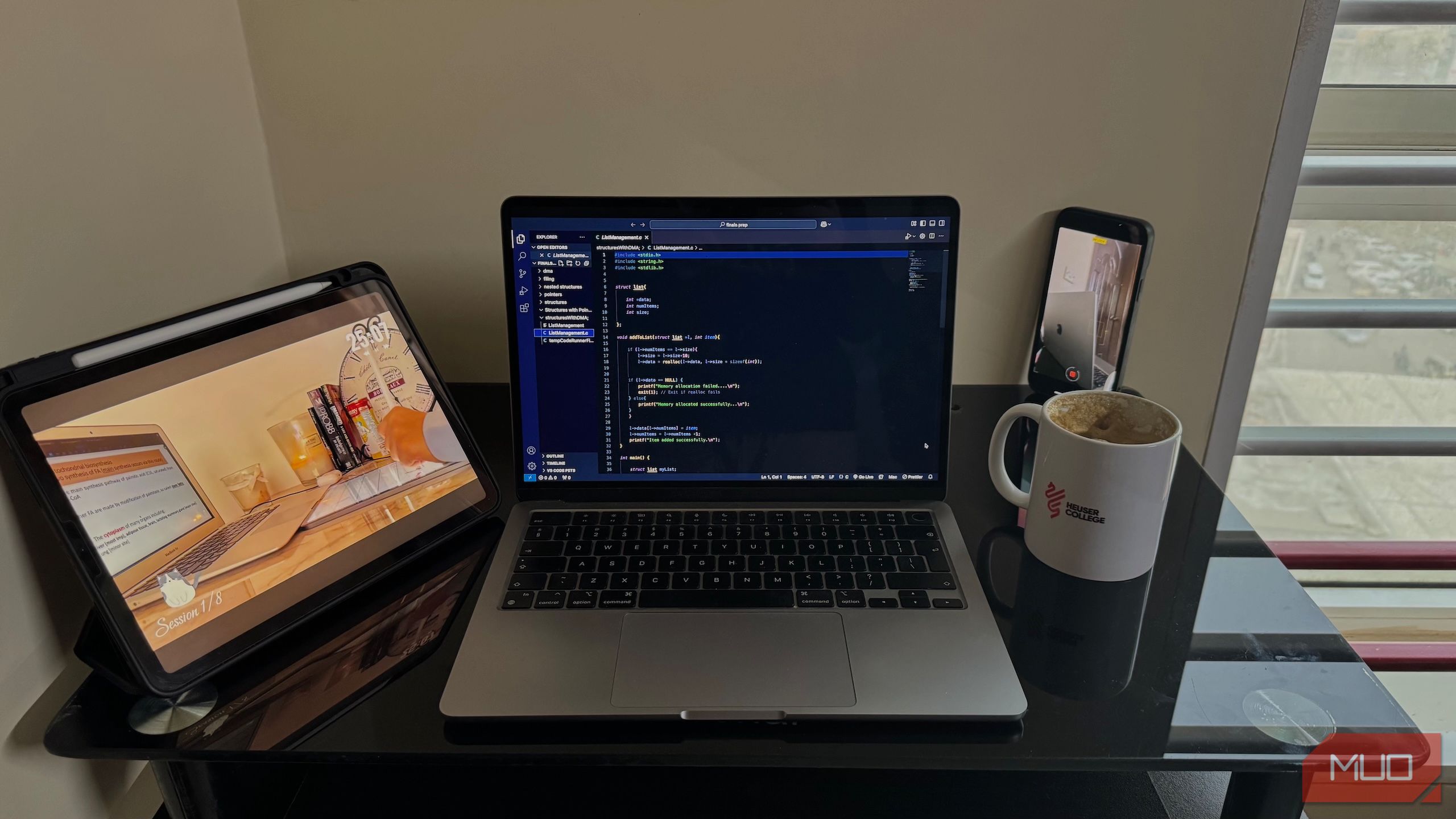 MacBook, iPad y teléfono en el escritorio