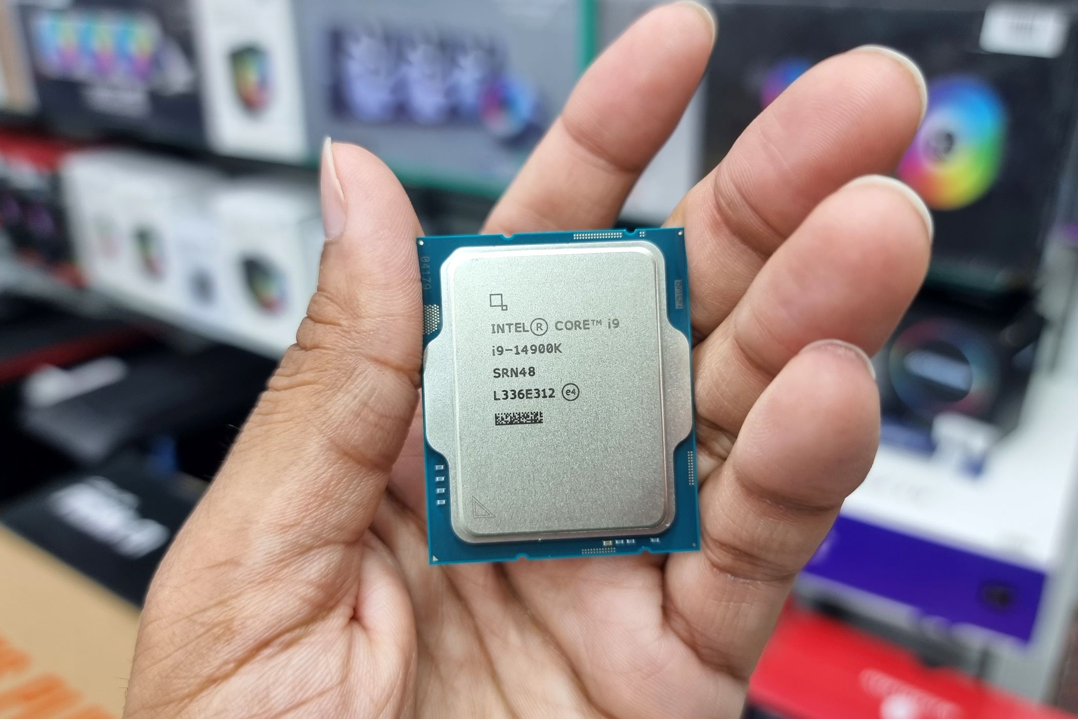 CPU de la 14a generación Intel en la mano masculina