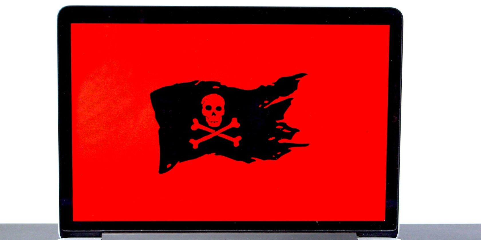 Pantalla de computadora portátil que muestra una bandera pirata