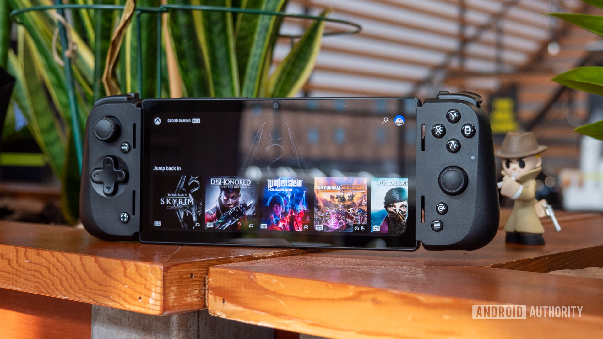 Razer Edge 5G de pie que muestra Xbox Cloud Gaming Razer Edge 5G de pie que muestra Xbox Cloud Gaming